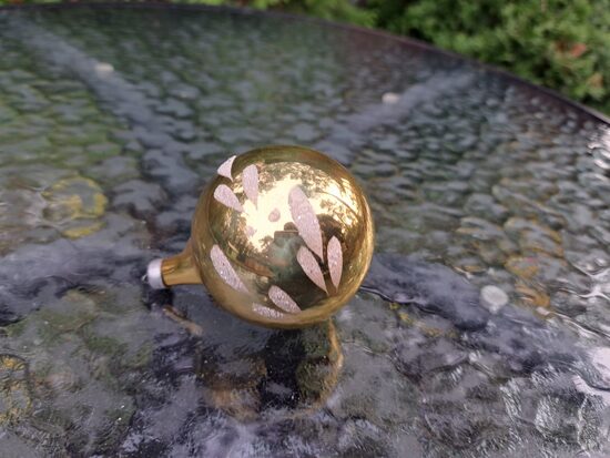 Dzeltena  bumba ar baltiem zariem, rokas gleznojums. D=5cm (Egle bumba 71)