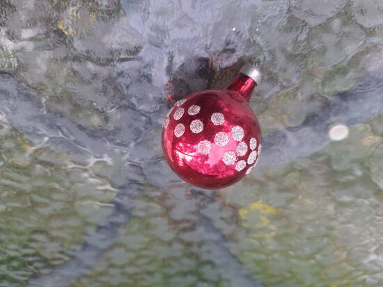 Bordo bumba ar sudraba apļu vainagu, d=4cm (Egle bumba 67)