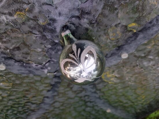 Maigi zaļa bumba ar baltām puķēm. Rokas gleznojums, d=5cm (Egle bumba 70)