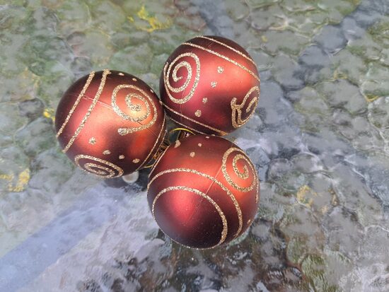 Brūnu bumbu ar zelta rakstu komplekts 3gb., plastiks (Egle bumba 75)