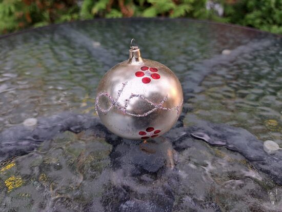 Maigi dzeltena bumba ar bordo puķēm un sudraba rakstu (Egle bumba 82)