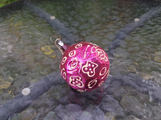 Koši rozā bumba ar 6-sūtra plaknēm un fosforicējošo zīmējumu (Egle bumba 83)