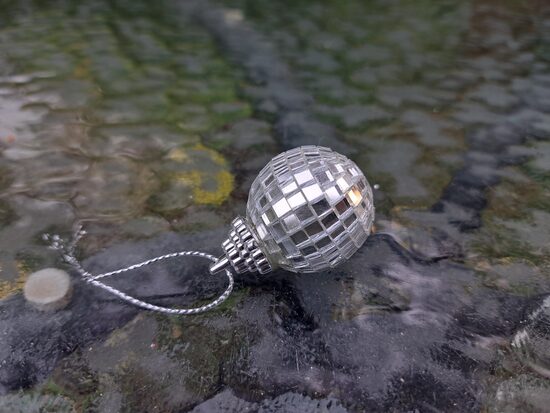 Sudraba bumbiņa, stikla mozaika, d=2,7cm (Egle bumba 72)