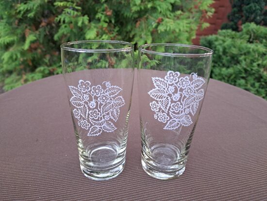 Sulas kristāla glāzes 350ml ar baltu zemeņu dekolu. Diam.6,5cm, augstums ir 14,5cm  (Kristāls gl 132)