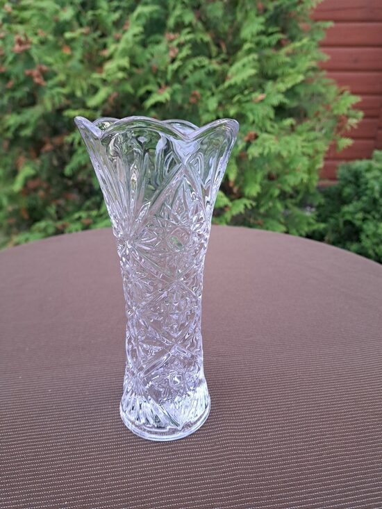 Presēta stikla vāze ar greznu rakstu. Augstums 19cm, diam.9cm (Stikla vāze 175)
