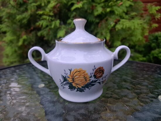 Cukurtrauks "Ārija" ar dzeltenām asterēm un zeltu, RPR (Ārija kafijas 157)