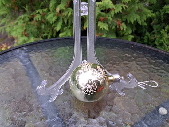 Dzeltenā bumba ar baltām puķītēm, h=6,5cm (Egle bumba 96)