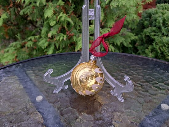  Dzeltenā bumba ar sudraba vītni iekšā, d=5cm. Puse - amalgama, puse - caurspīdīga (Egle bumba 95)