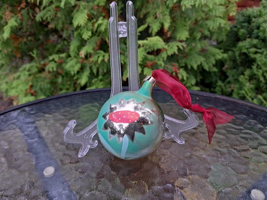 Bumba maigi dzeltena ar zaļu/rozā puķi, d=6cm (Egle bumba 93)