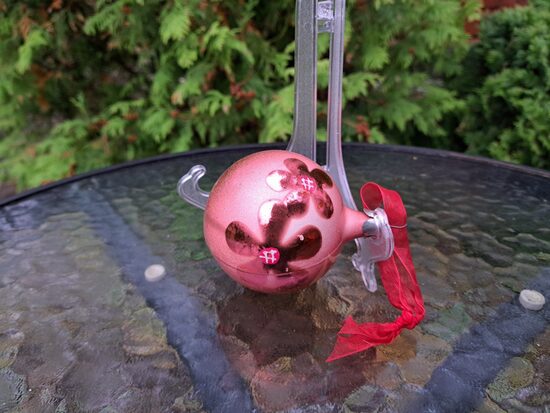 Bumba maigi rozā ar puķēm, d=6cm (Egle bumba 92)