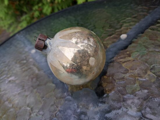 Dzeltena bumba ar baltu gleznojumu. D=6,5cm, augstums 8cm. 1940.-1950.ie gadi (Egle bumba 107)