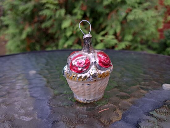 Groziņš maigi dzeltens ar sarkanām rozēm. H=6cm (Egle grozs 06)