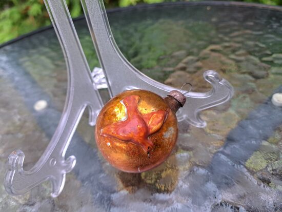 Vintāža zeltaina bumba "Miera balodis" ar izliektu brūnu balodi. Stikls, amalgama, rokas gleznojums, krāsas pārklājums (Egle putni 34)