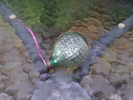 Bumbiņa mazā zaļā, caurspīdīga uz pusi, reljefa virsma, h=4,5cm (Egle bumba 118)