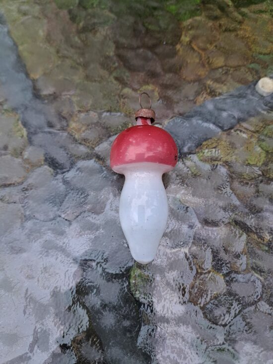 Sēnīte ar rozā cepurīti. Balts stikls, krāsas pārklājums (Egle sēnes 11)