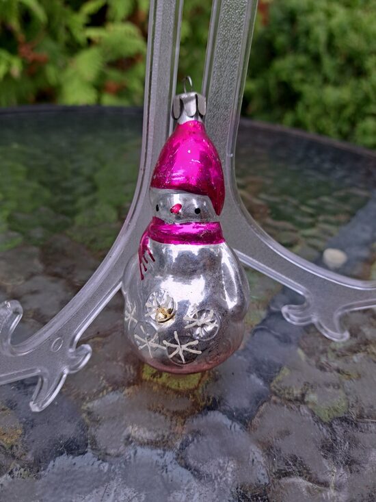 Sniegavīrs sudraba, rozā cepurītē (Egle figur 33)