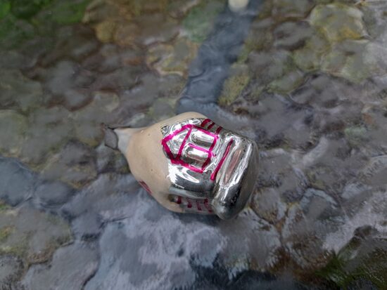 Mini mājiņa sudraba ar rozā logiem un sniega jumtu (Egle māja 04)