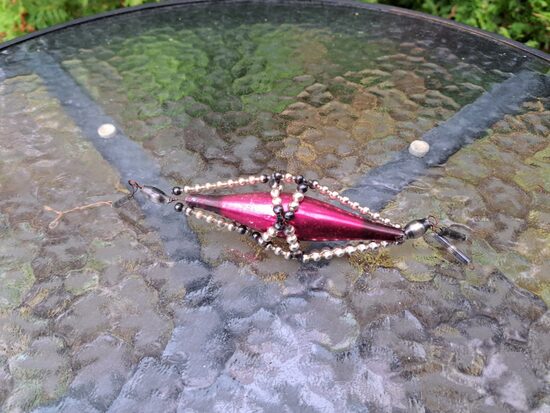 Rozā lāstēka sufraba pērlīšu rāmītī. Izmēri 21cmx4,5cm (Egle perlītes 11)