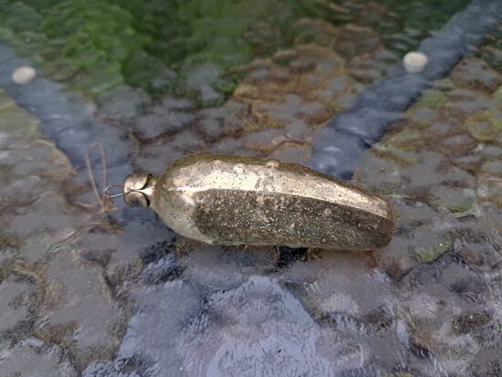 Zeltains gurķis, amalgama. Izmēri 8,5cmx3cm (Egle dārzeņi 22)