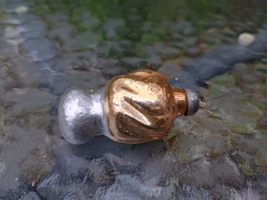 Morēle ar dzeltenu cepurīti. Stikls, amalgama. Izmēri 6cmx3cm (Egle sēnes 12)