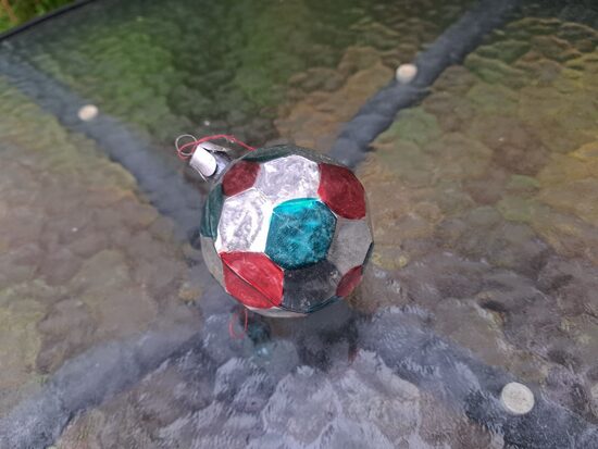 Fasetēta bumba zaļos, sarkanos un sudraba krāsās (Egle bumba 84)