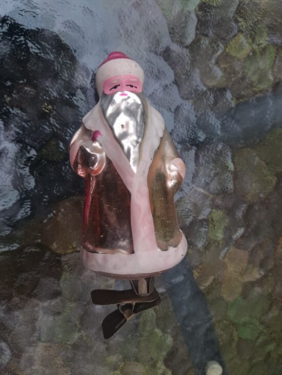 Salas vecis maigi rozā kažokā uz piespraudes, h=10cm (Egle pasaka 60)