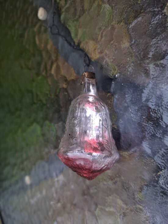  Puķe-zvaniņš sudraba ar sarkanu, caurspīdīga uz pusi, izmēri 7,5cmx4cm (Egle puķe 08)