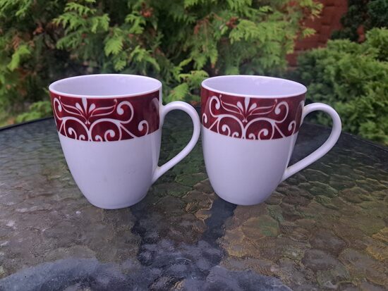 Krūze lielā 300ml ar bordo dekolu, porcelāns. Ražotājs: Arte Viva (Vācija 269)