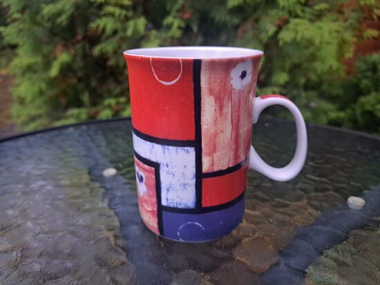 Tējas krūze ar sarkani-zilu abstraktu dekolu, porcelāns, Aurora. Tilpums 300ml (Citi rpt 338)