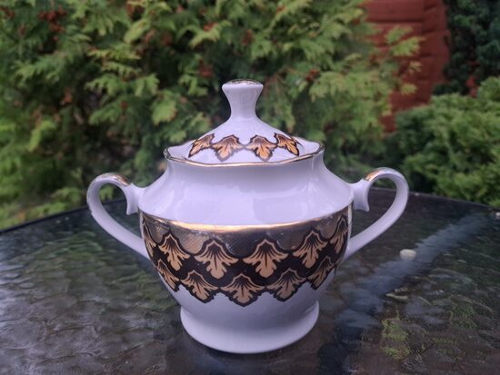 Cukurtrauks no tējas servīzes "Ārija" bez vāka ar skaistu brūnu ar zeltu dekolu, RPR (Ārija tējas 228)