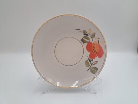 Apakštase tējas ar kosu oranžu puķi un zelta apvilkumu, rokas gleznojums. D=13,5cm (Polonne 38)