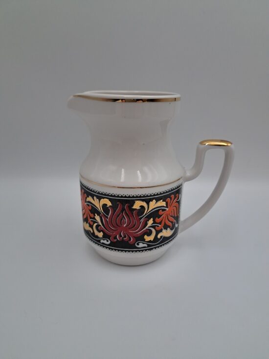 Krējuma kanniņa no retās kolekcionējamās kafijas servīzes "Aija-2" ar granātābolu puķēm uz melna fona un zeltu, RPR (Aija-2 kaf 72)