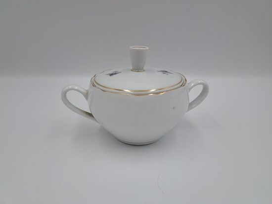 Elegants balts ar zeltu cukurtrauks ar lillā puķēm uz vāciņa, Bohemia (Čehija 97)