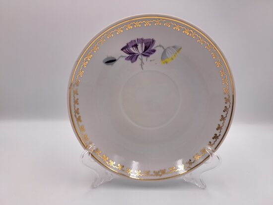 Lielā apakštase ar zelta rakstu gar malu un lillā puķi, PFF. Diametrs 17cm. 1960.ie gadi (Buljona 196)