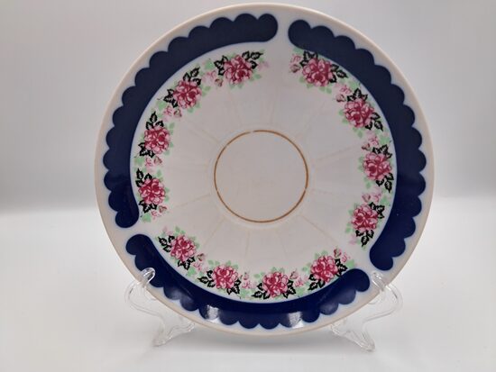 Lielā apakštase ar platu zelta kobalta malu, rozā rozēm, zelta riņķi uz pamatnes zem krūzīti, rievotu virsmu, RPR. Diametrs 17cm (Buljona 197)