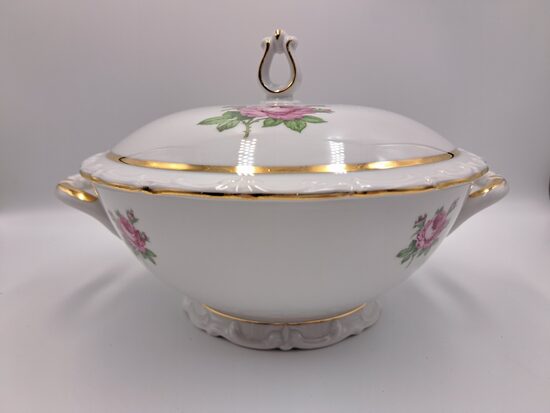 Eleganta mazā balta ar košām rozēm un zeltu terīne, tilpums 1,4L. Ražotājs, Kahla, 1937.-1956.g.g. (Vācija 274)