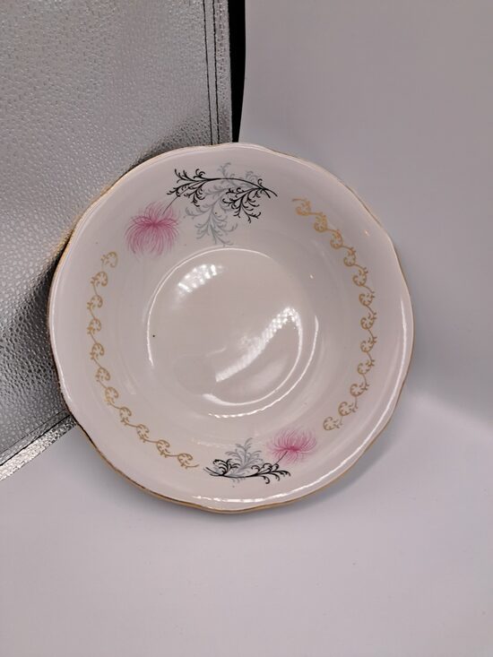 Salātu bļoda ar rozā krizantēmu un zeltu, forma "Vilnis", RPR. D= 24cm (Vilnis 201)