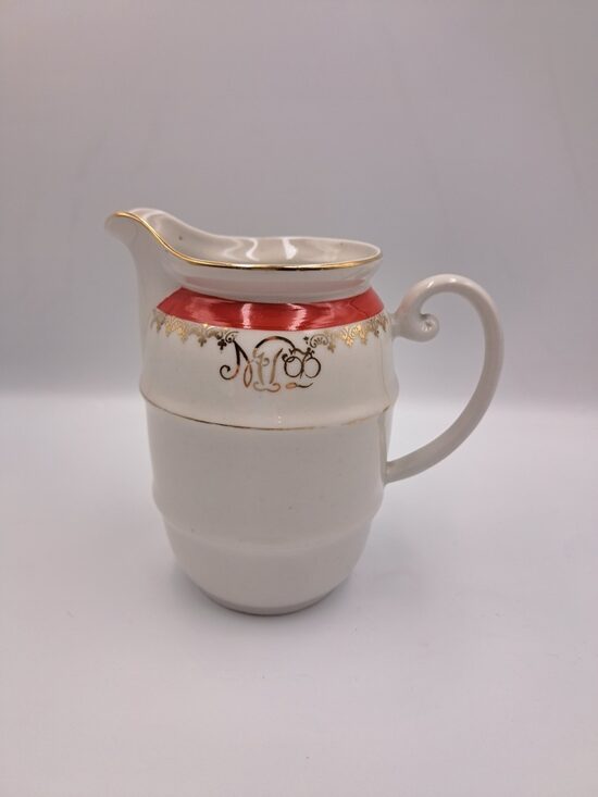 Krējuma kanniņa no servīzes "Ping-Pong", ar sarkanu un zelta rakstu un LOGO "МPФ", PFF (PingPong 23)