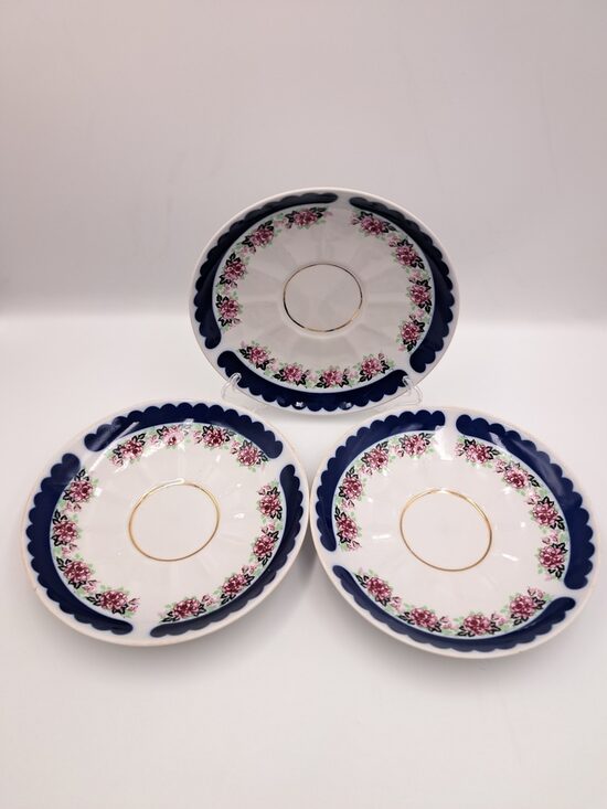 Lielās apakštases ar platu zelta kobalta malu, rozā rozēm, zelta riņķi uz pamatnes zem krūzīti, rievotu virsmu, RPR (Buljona 198)