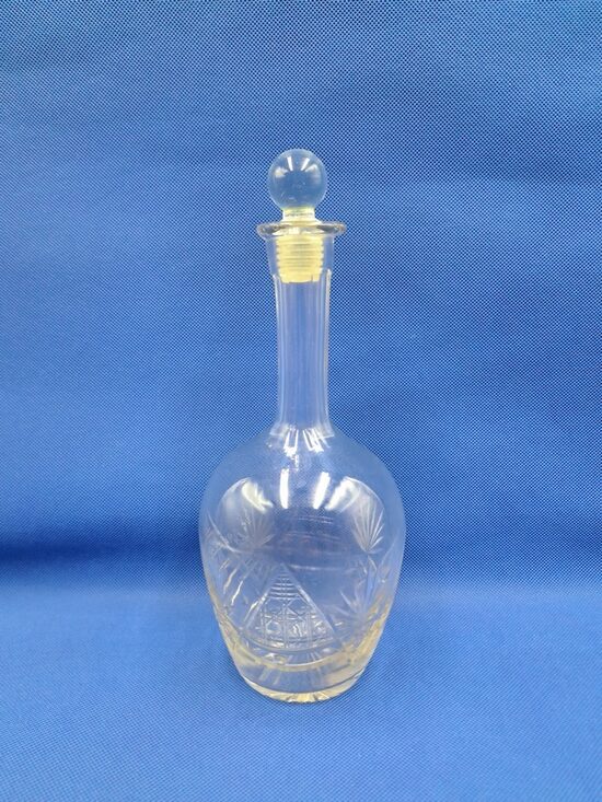 Eleganta stikla karafīte, izsmalcināta rokas gravēšana, ar piemeklēto korķi. 700ml, h=25cm (Citi st 235)