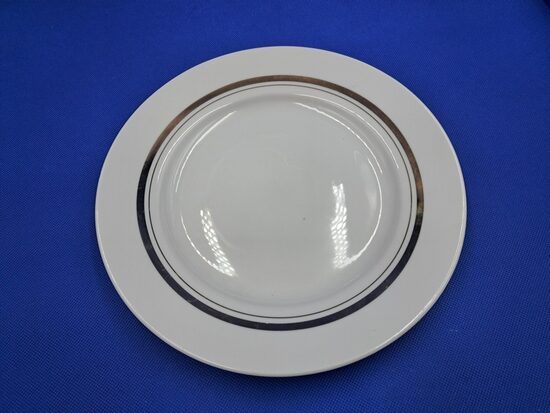 Šķīvis otrā ēdiena, d=24cm balts ar zeltu (plata un šaurta svītra), RPR (Citi pusd 313)