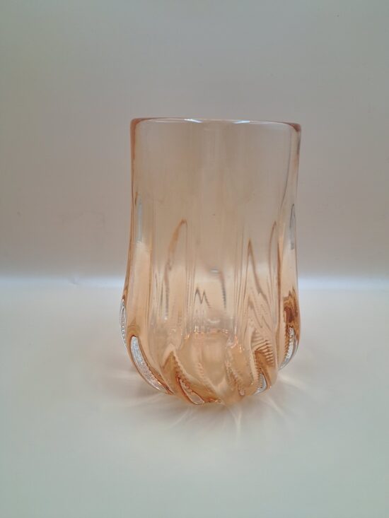 Vāze "Muciņa" sabiezināts pūsts gaišs laškrāsas stikls. Ļeņingradas mākslas stikla rūpnīca, māksliniece V.I.Muhina (Stikla vāze 177)