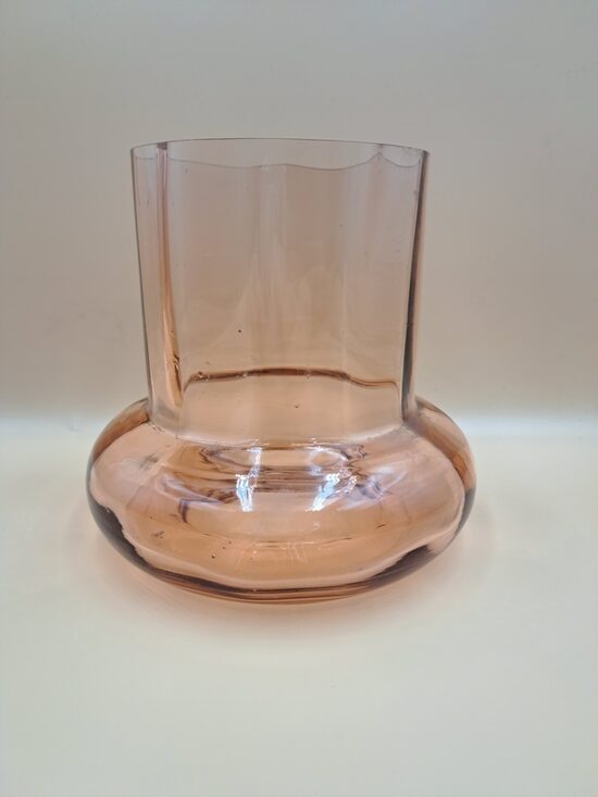 Eleganta laškrāsas pūsta stikla vāze, apaļa plata apakšā un taisna virsū, viļņaina (vertikāli) virsma (Stikla vāze 176)