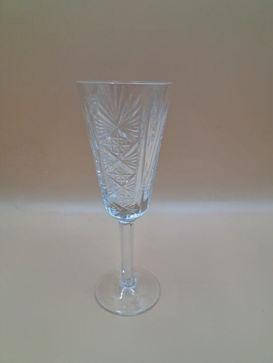 Kristāla liķiera glāzīte uz kājas ar smalku roku gravēšanu un ķīmisku pulēšanu, NEMAN (Kristāls gl 134)
