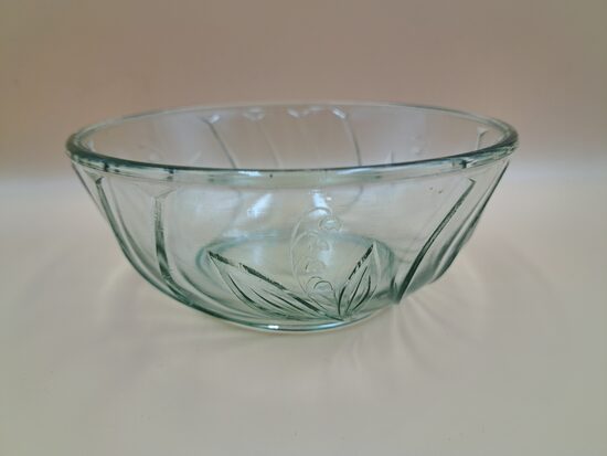 Dziļa bļodiņa,  maigi zaļš presēts stikls un izliektu rakstu - maijpuķītēm, d=15cm, Līvānu stikla fabrika (LFS) (Stikls sk 68)