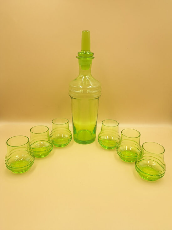 Komplekts - karafe ar korķi un 6 glāzītes, pūsts stikls, svaigi zaļa stikla krāsa. Interesanta un ļoti neparasta forma (Karafe st 02)