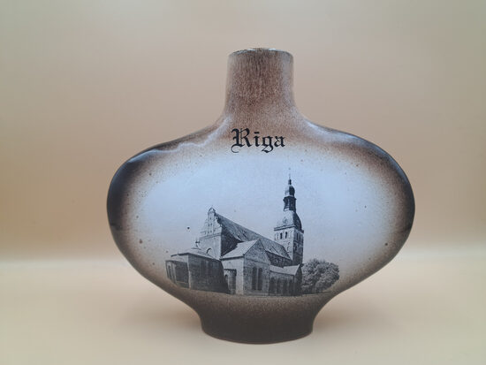 Interesantas formas plakana keramikas vāze ar Rīgas Domu un uzrakstu Rīga brūnos un balto toņos. H=19cm (Keram 177)
