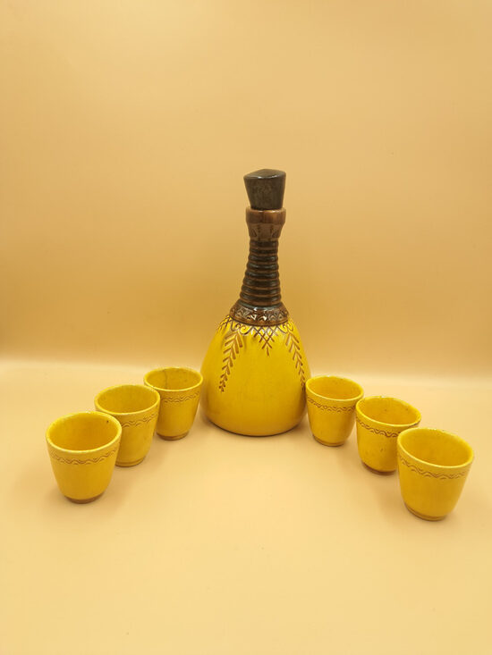 Vintāžs komplekts karafe ar  korķi un 6 glāzītes tautīskā stilā dzeltenos un brūnos toņos, Latvija (Keram 178)