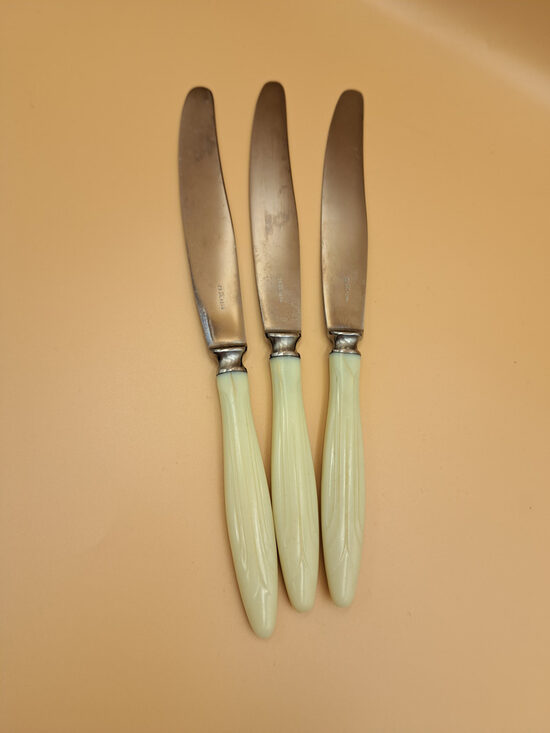 Vintāži naži, nerūsējošais tērauds un balts plastiks ar rakstu, plastika defekts (Metāls 144)