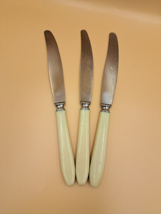 Vintāži naži, nerūsējošais tērauds un balts plastiks bez raksta, gluds, plastika defekts (Metāls 143)